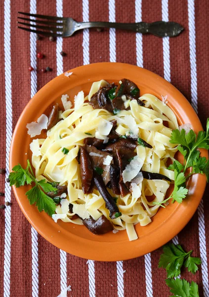 Pasta Tagliatelle con champiñones fritos, vista superior — Foto de Stock