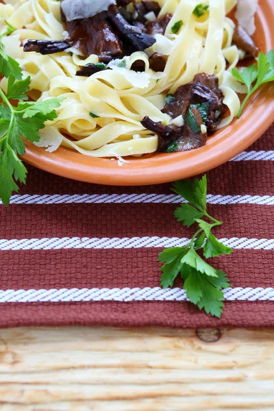 Sabrosa pasta tagliatelle con setas y parmesano — Foto de Stock