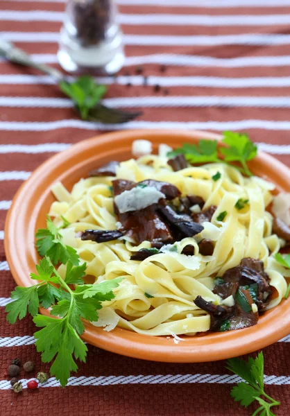 Tagliatelle pasta with mushrooms and parmesan cheese — Stock Photo, Image