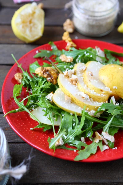 Salad with fresh pears and walnuts — Stock Photo, Image