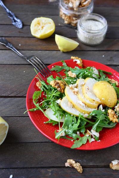 Salada fresca com peras e nozes — Fotografia de Stock