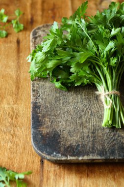 demet maydanoz bir eski kesme tahtası üzerinde