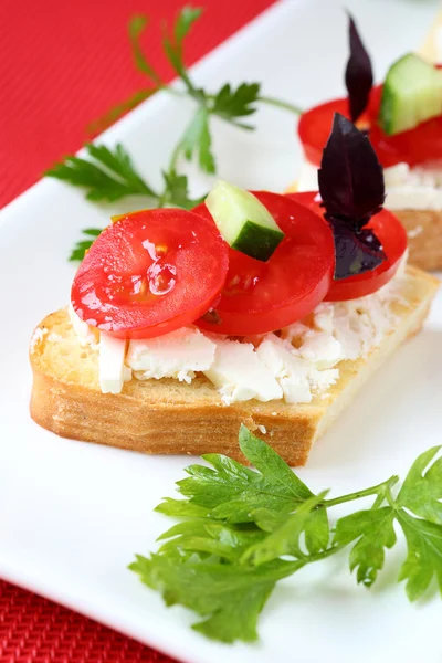 Toast mit Käse und frischen Tomaten — Stockfoto