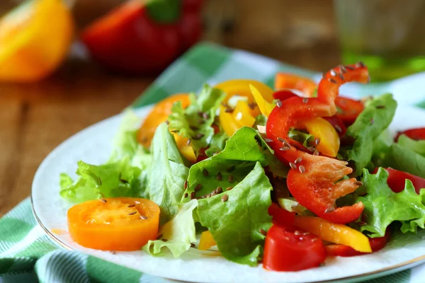 Вкусный и сочный овощной салат на тарелке — стоковое фото
