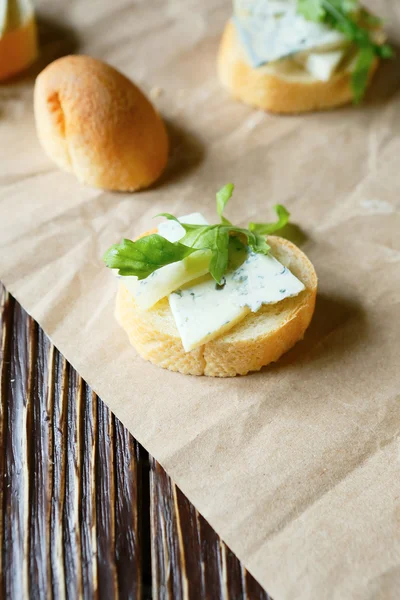 Baguette slices with blue cheese — Stock Photo, Image