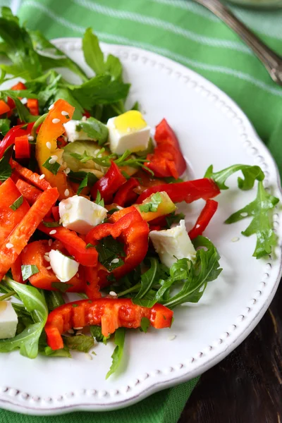 Insalata con peperoni freschi e feta — Foto Stock