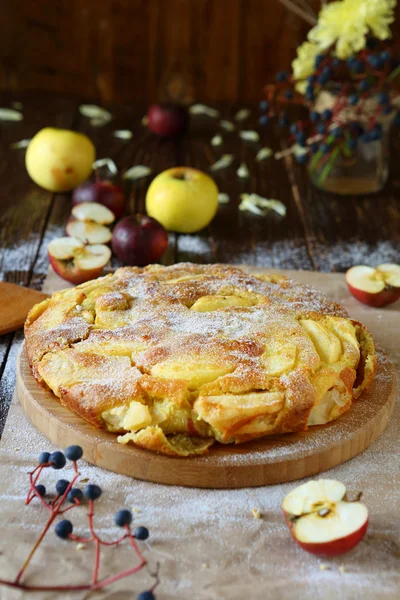 Пирог с ломтиками яблока и айвы — стоковое фото