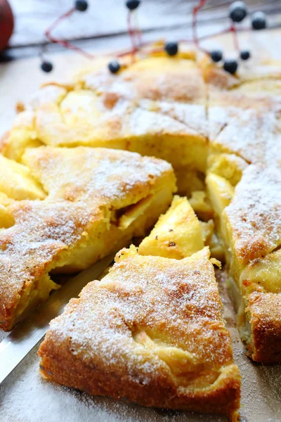 Gâteau aromatisé avec des tranches de pomme et de coing — Photo