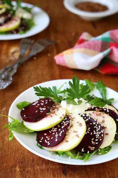 Salade avec betterave et pomme verte — Photo