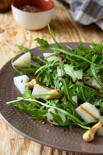 Свежий салат с сочной грушей — стоковое фото