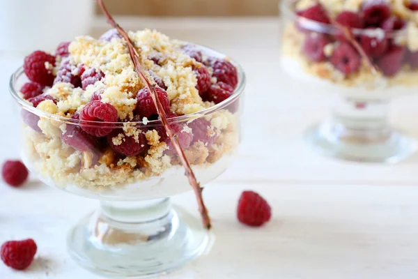 Dessert savoureux avec sablé aux framboises — Photo