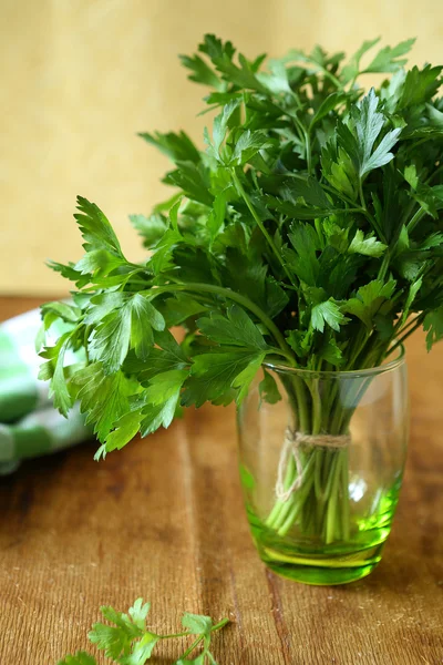 Salsa em um copo, verdes frescos — Fotografia de Stock