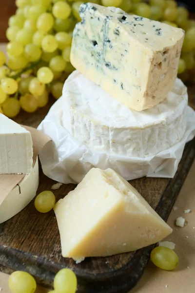 Prato de queijo na placa da cozinha — Fotografia de Stock