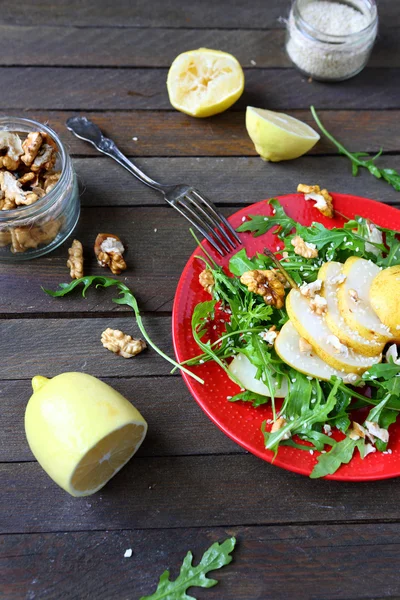 Salada de dieta com pêra doce e nozes — Fotografia de Stock