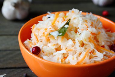 sarımsak ve cranberries ile lezzetli lahana turşusu