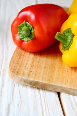 doğrama kurulu üzerinde tatlı biber