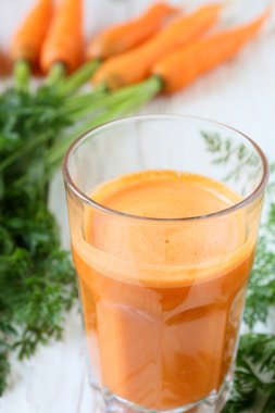 taze havuç suyu uzun bir cam ve havuç