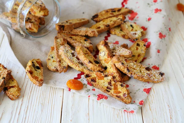 Biscotti com damascos secos, passas e nozes — Fotografia de Stock