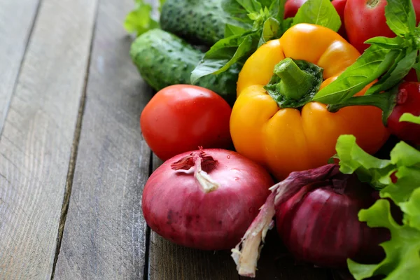 Taze biber, soğan ve diğer sebzeler — Stok fotoğraf