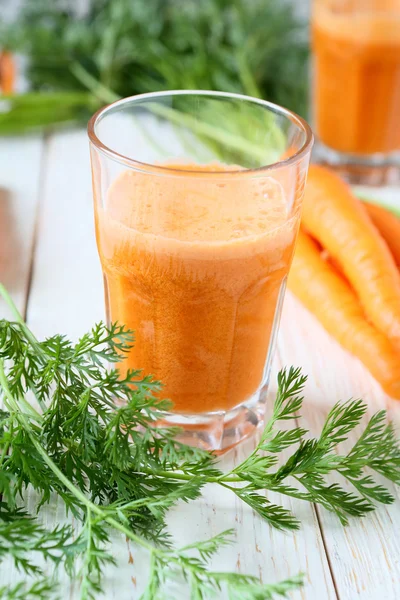 Jus de carotte frais dans un grand verre — Photo
