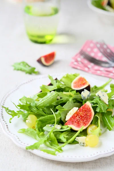 Insalata con fichi, uva e formaggio — Foto Stock