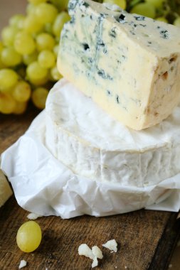 mavi peynir ve camembert zemin üzüm