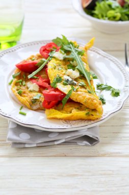 sahanda yumurta, sebze ve peynir ile