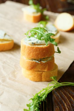 Bruschetta peynir ve roka ile