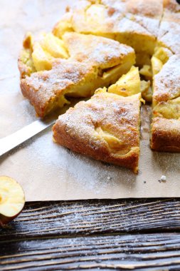 Elmalı pasta krema şeker ile parçaları