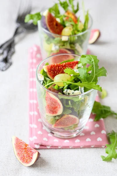 Verse fruitsalade met gorgonzola — Stockfoto