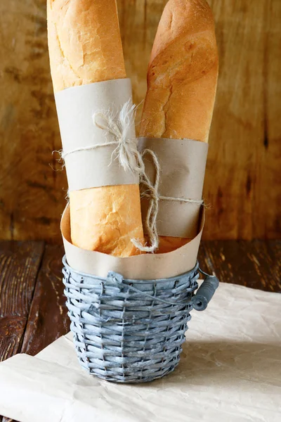 新鲜出炉的法国长面包 — 图库照片