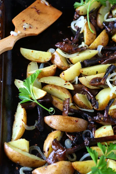 Stekt potatis med lökringar och svamp — Stockfoto