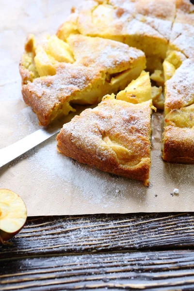 Trozos de tarta de manzana con azúcar glas — Foto de Stock