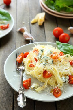 brie peyniri ve közlenmiş domates makarna