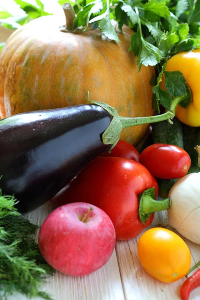 Смешанные овощи на столе — стоковое фото