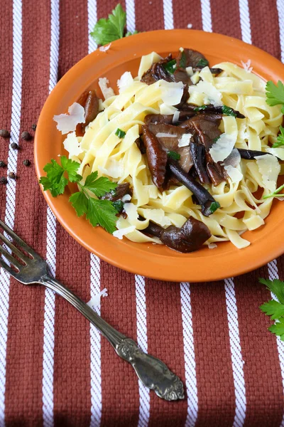 Tagliatelle con funghi e formaggio — Foto Stock