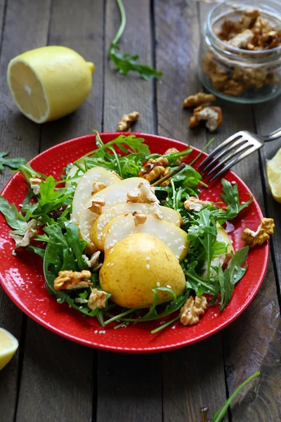 Knuspriger Salat mit Birnen und Walnüssen — Stockfoto