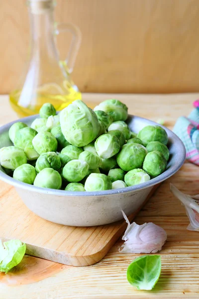 Germogli di Bruxelles freschi in una ciotola — Foto Stock