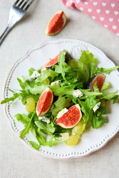 Delicious healthy salad with figs — Stock Photo, Image