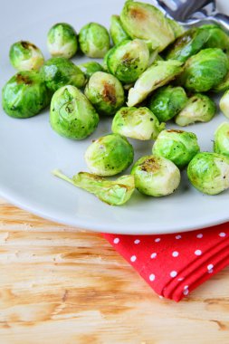 bir tabak kızarmış lahanası