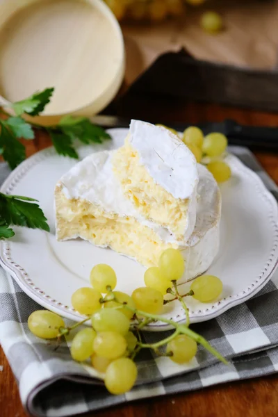 Camembert kaas en druiven — Stockfoto