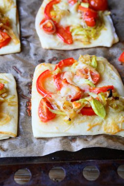 kırmızı biber ve Soğan pırasa kare pizza