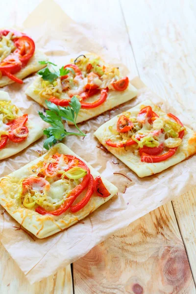 Pizza with bell peppers and onions leek — Stock Photo, Image