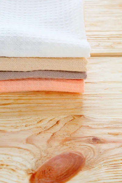 Pila di asciugamano da cucina in cotone su tavolo di legno — Foto Stock