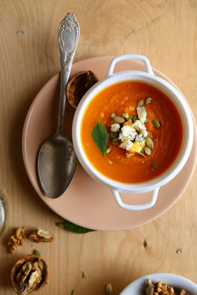 Pompoensoep in een witte terrine — Stockfoto