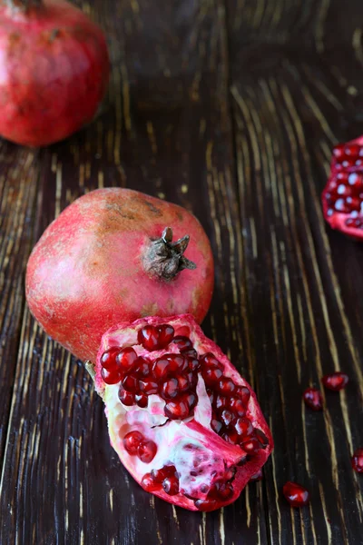 Smakelijk en rijpe granaatappel op houten tafel — Stockfoto