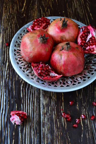 Lots of ripe pomegranate in a beautiful bowl — Stock Photo, Image
