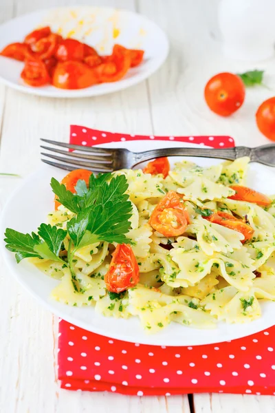 Pâtes avec sauce et tomates rôties — Photo