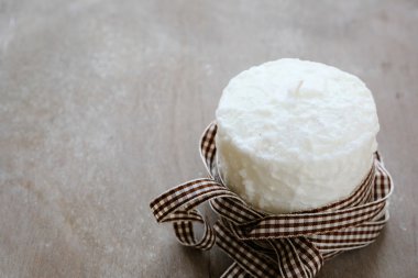 Beyaz Mum Noel şerit sarılmış