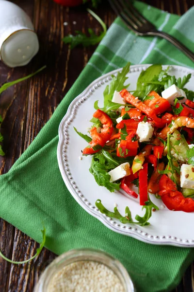 Čerstvý salát s paprikami a sýrem feta — Stock fotografie